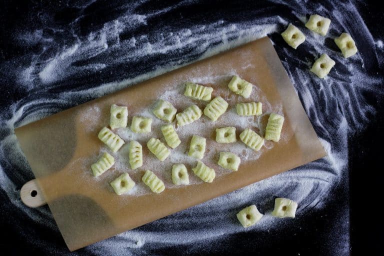 Křupavé bramborové gnocchi se šalvějí, estragonem a parmazánem