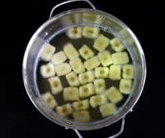 Křupavé bramborové gnocchi se šalvějí, estragonem a parmazánem