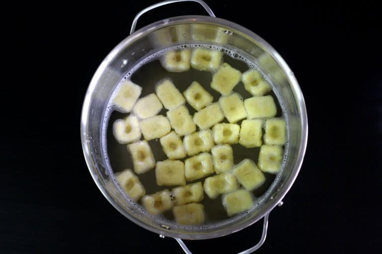 Křupavé bramborové gnocchi se šalvějí, estragonem a parmazánem