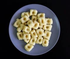 Křupavé bramborové gnocchi se šalvějí, estragonem a parmazánem