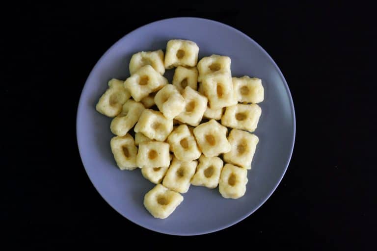 Křupavé bramborové gnocchi se šalvějí, estragonem a parmazánem