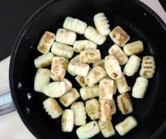 Křupavé bramborové gnocchi se šalvějí, estragonem a parmazánem