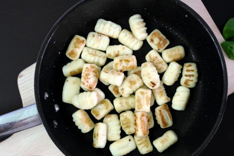 Křupavé bramborové gnocchi se šalvějí, estragonem a parmazánem