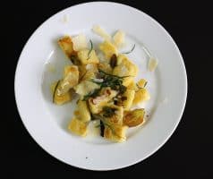 Křupavé bramborové gnocchi se šalvějí, estragonem a parmazánem