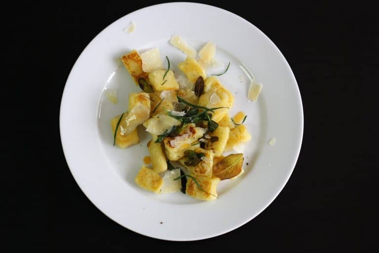 Křupavé bramborové gnocchi se šalvějí, estragonem a parmazánem