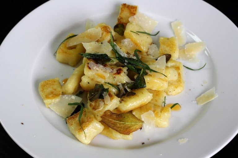 Křupavé bramborové gnocchi se šalvějí, estragonem a parmazánem