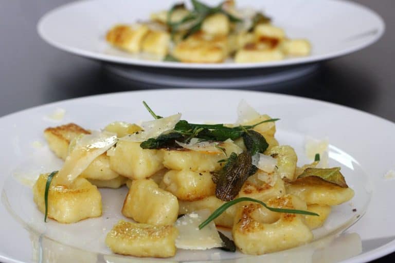 Křupavé bramborové gnocchi se šalvějí, estragonem a parmazánem