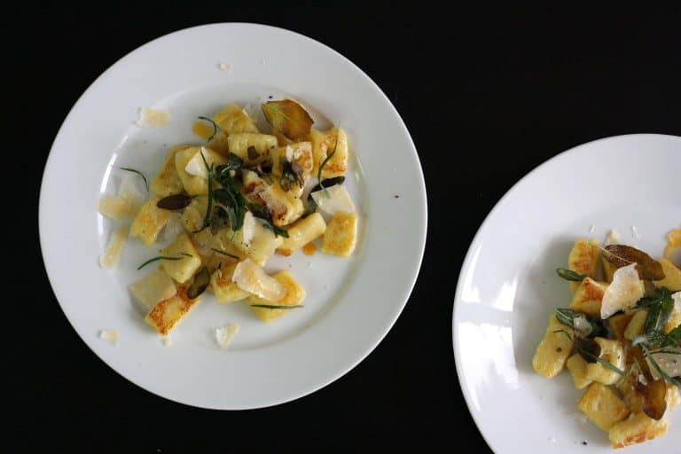 Křupavé bramborové gnocchi se šalvějí, estragonem a parmazánem