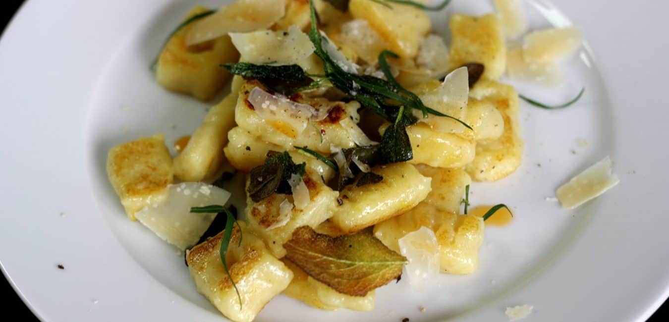Křupavé bramborové gnocchi se šalvějí, estragonem a parmazánem