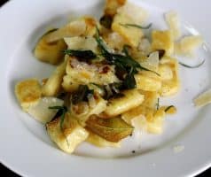 Křupavé bramborové gnocchi se šalvějí, estragonem a parmazánem