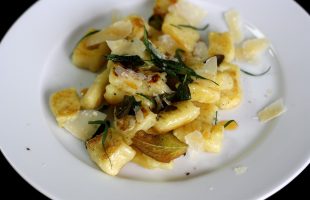 Křupavé bramborové gnocchi se šalvějí, estragonem a parmazánem