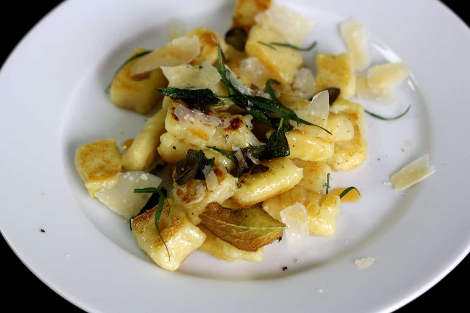 Křupavé bramborové gnocchi se šalvějí, estragonem a parmazánem