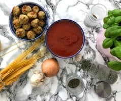 Špagety s parmazánovými masovými kuličkami a rajčatovou omáčkou