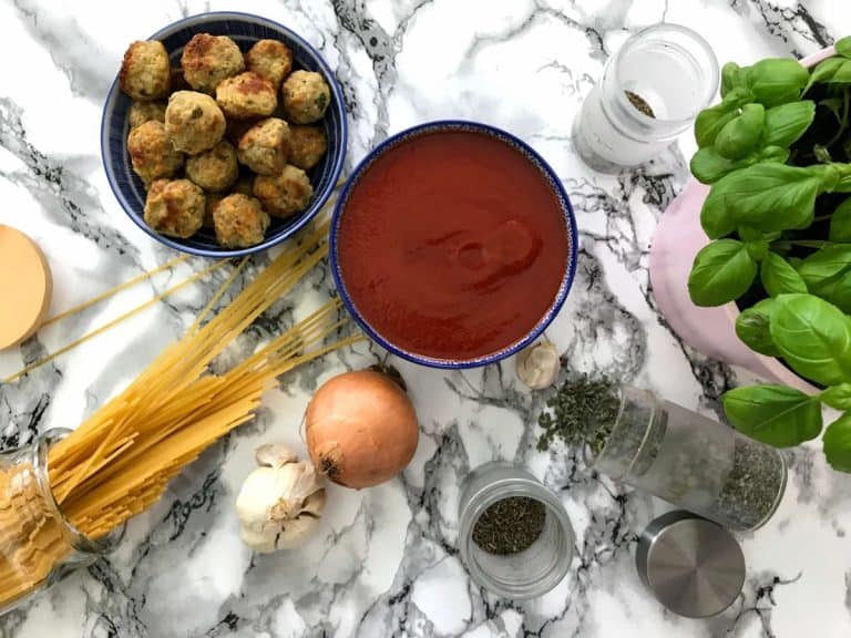 Špagety s parmazánovými masovými kuličkami a rajčatovou omáčkou
