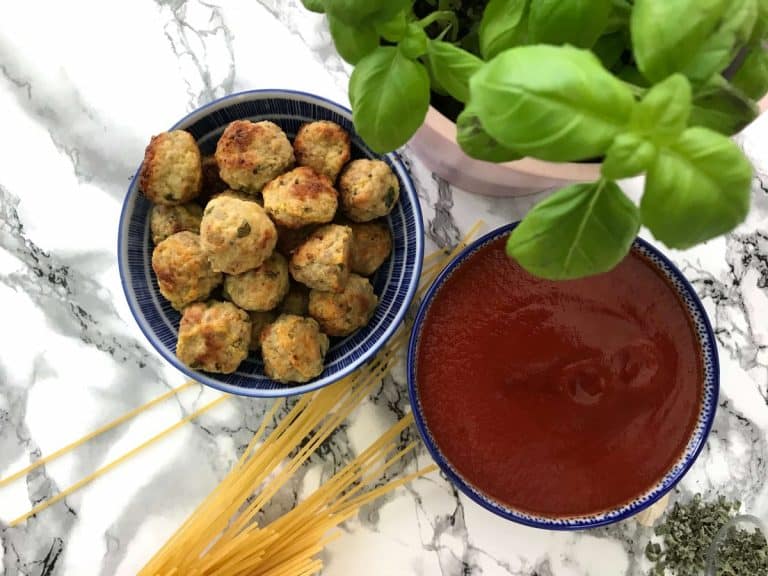 Špagety s parmazánovými masovými kuličkami a rajčatovou omáčkou