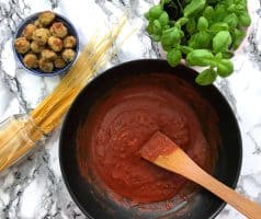 Špagety s parmazánovými masovými kuličkami a rajčatovou omáčkou