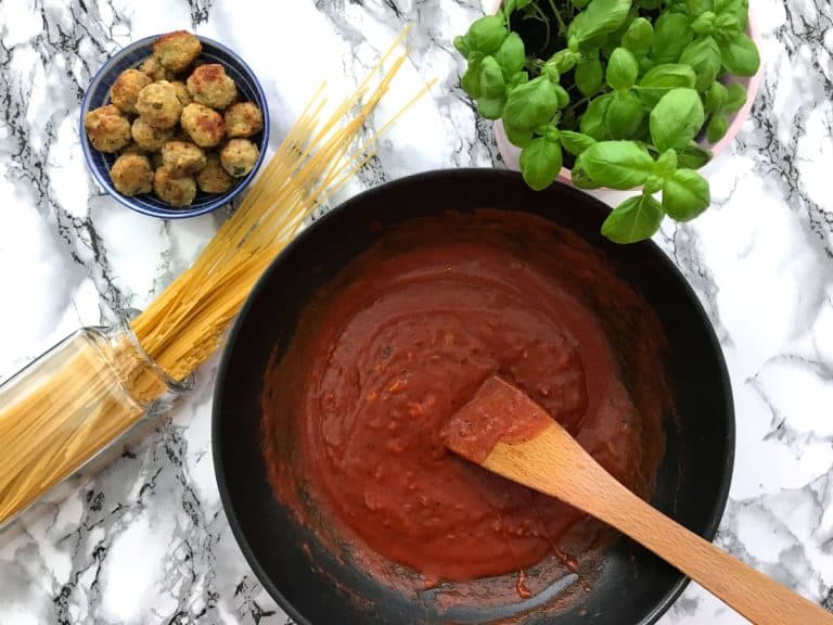Špagety s parmazánovými masovými kuličkami a rajčatovou omáčkou