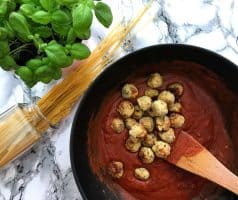 Špagety s parmazánovými masovými kuličkami a rajčatovou omáčkou