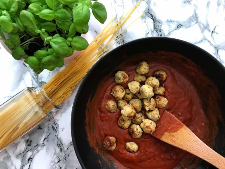 Špagety s parmazánovými masovými kuličkami a rajčatovou omáčkou