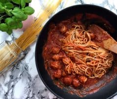 Špagety s parmazánovými masovými kuličkami a rajčatovou omáčkou