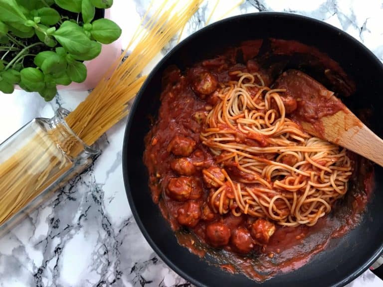 Špagety s parmazánovými masovými kuličkami a rajčatovou omáčkou