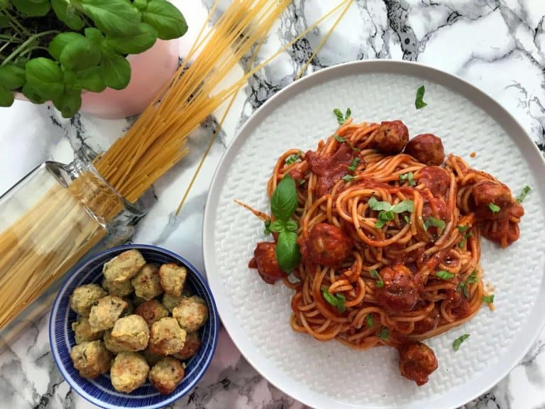 Špagety s parmazánovými masovými kuličkami a rajčatovou omáčkou