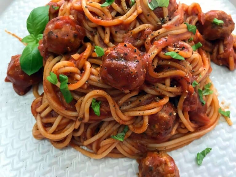 Špagety s parmazánovými masovými kuličkami a rajčatovou omáčkou