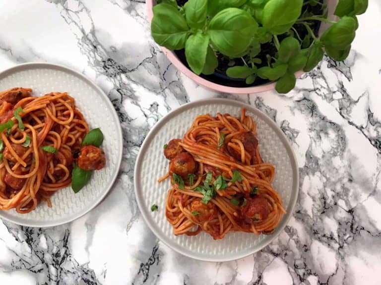 Špagety s parmazánovými masovými kuličkami a rajčatovou omáčkou