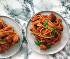 Špagety s parmazánovými masovými kuličkami a rajčatovou omáčkou