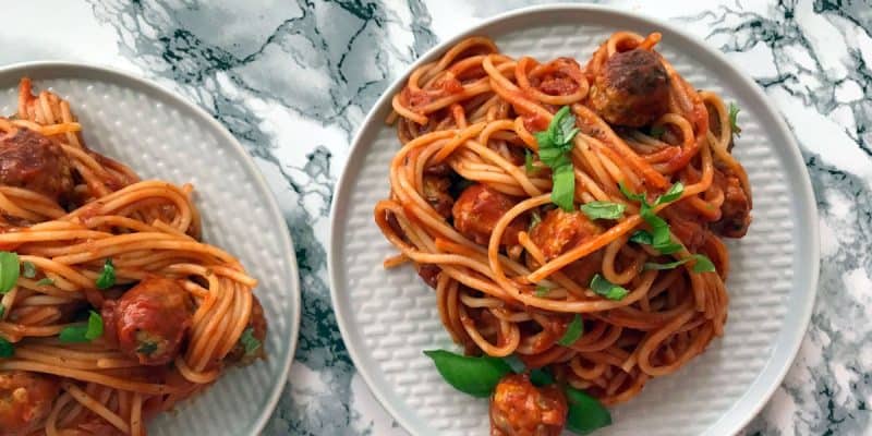 Špagety s parmazánovými masovými kuličkami a rajčatovou omáčkou