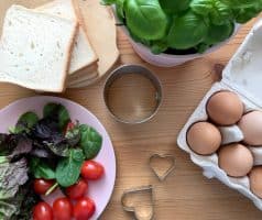 Valentýnské sendviče s žervé, vejci a kopcem lásky