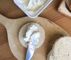 Valentýnské sendviče s žervé, vejci a kopcem lásky