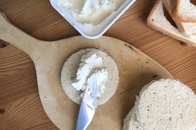 Valentýnské sendviče s žervé, vejci a kopcem lásky