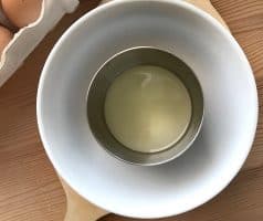 Valentýnské sendviče s žervé, vejci a kopcem lásky