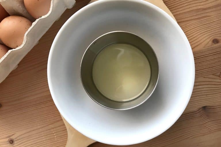 Valentýnské sendviče s žervé, vejci a kopcem lásky