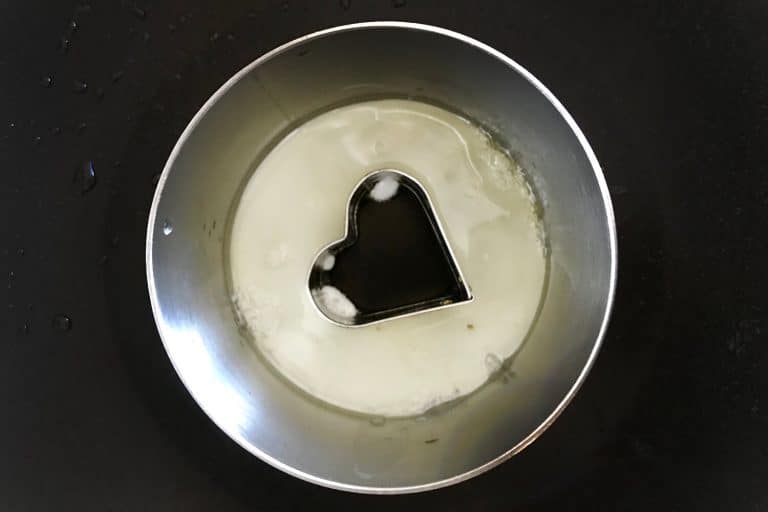 Valentýnské sendviče s žervé, vejci a kopcem lásky