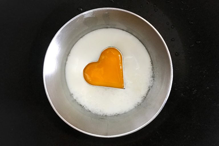 Valentýnské sendviče s žervé, vejci a kopcem lásky