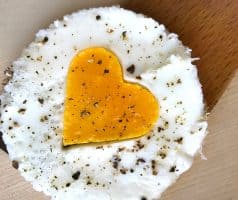 Valentýnské sendviče s žervé, vejci a kopcem lásky