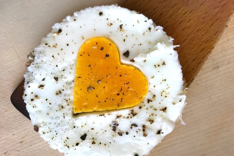 Valentýnské sendviče s žervé, vejci a kopcem lásky