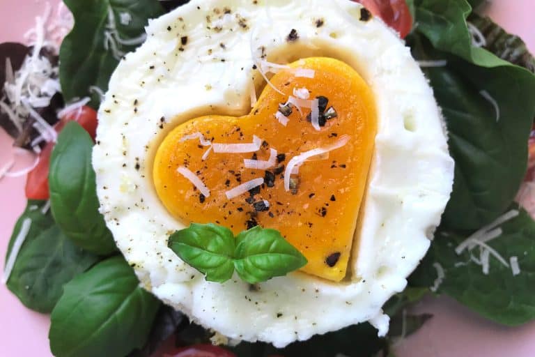 Valentýnské sendviče s žervé, vejci a kopcem lásky