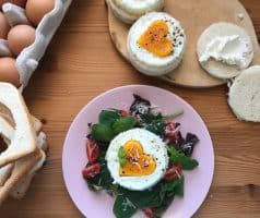 Valentýnské sendviče s žervé, vejci a kopcem lásky