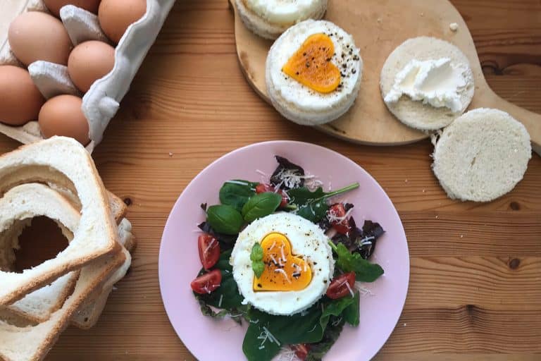 Valentýnské sendviče s žervé, vejci a kopcem lásky