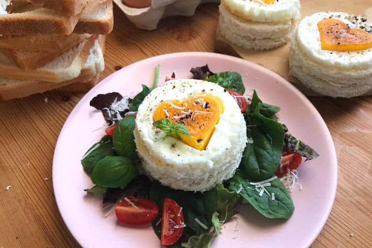 Valentýnské sendviče s žervé, vejci a kopcem lásky