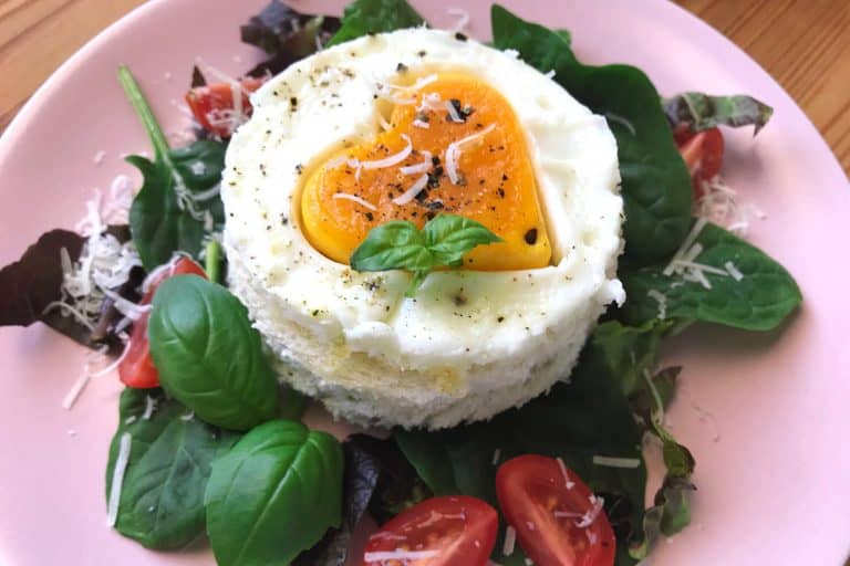 Valentýnské sendviče s žervé, vejci a kopcem lásky