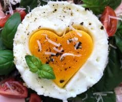 Valentýnské sendviče s žervé, vejci a kopcem lásky