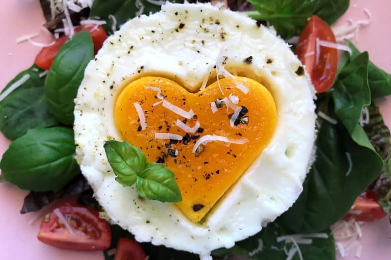 Valentýnské sendviče s žervé, vejci a kopcem lásky