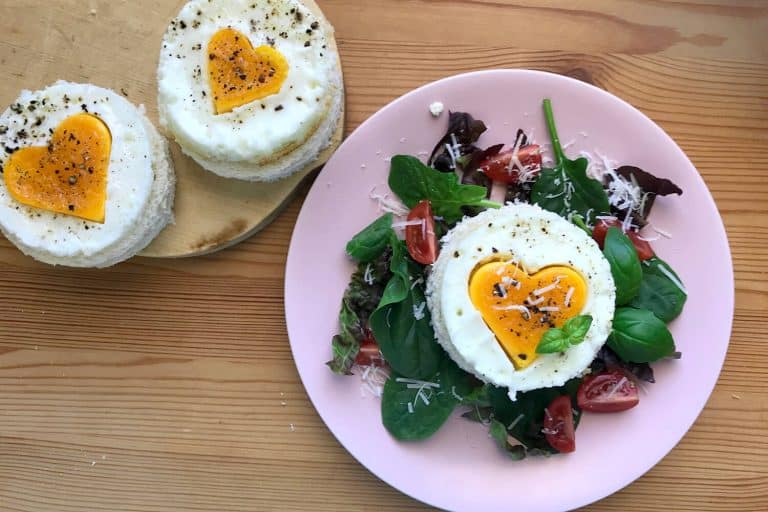 Valentýnské sendviče s žervé, vejci a kopcem lásky