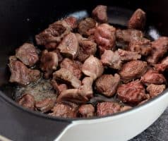 Hovězí stew s muškátovou dýní, mrkví a bramborami, dušené v troubě