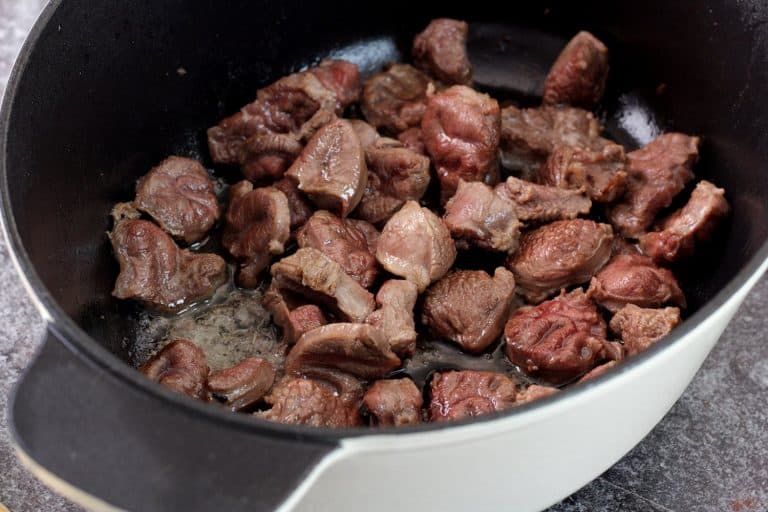 Hovězí stew s muškátovou dýní, mrkví a bramborami, dušené v troubě