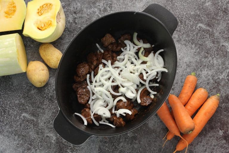 Hovězí stew s muškátovou dýní, mrkví a bramborami, dušené v troubě